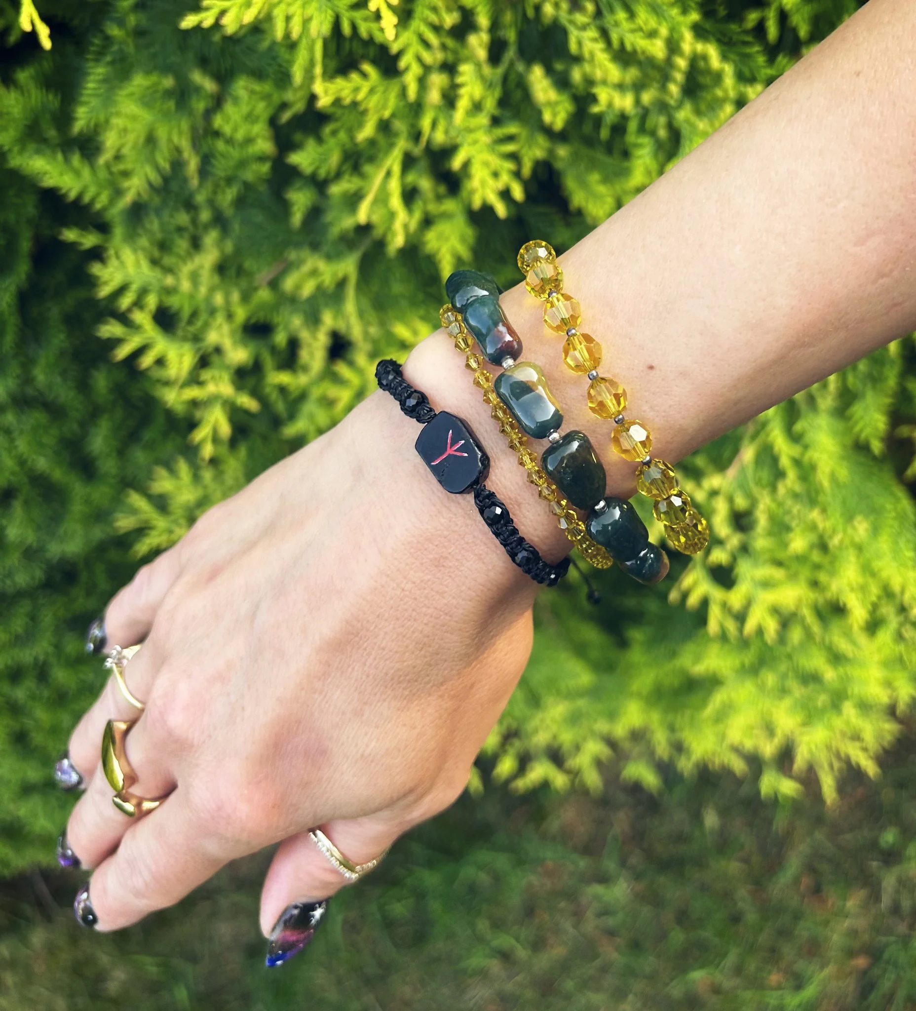 Bransoletka-amulet z turmalinu czarnego z runą Algiz