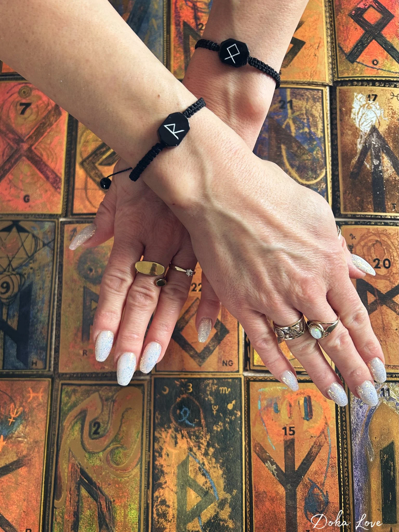 Bransoletki-talizmany z turmalinu czarnego z runami