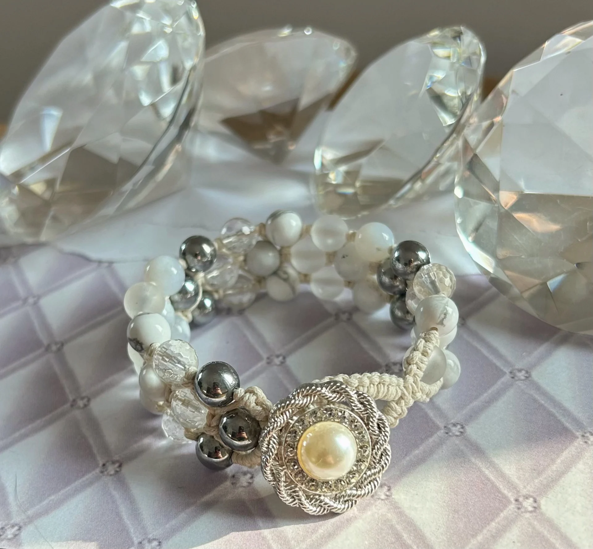 Trzyrzędowa bransoletka makramowa z  hematytu srebrnego, howlitu, opalu pospolitego i kryształu górskiego