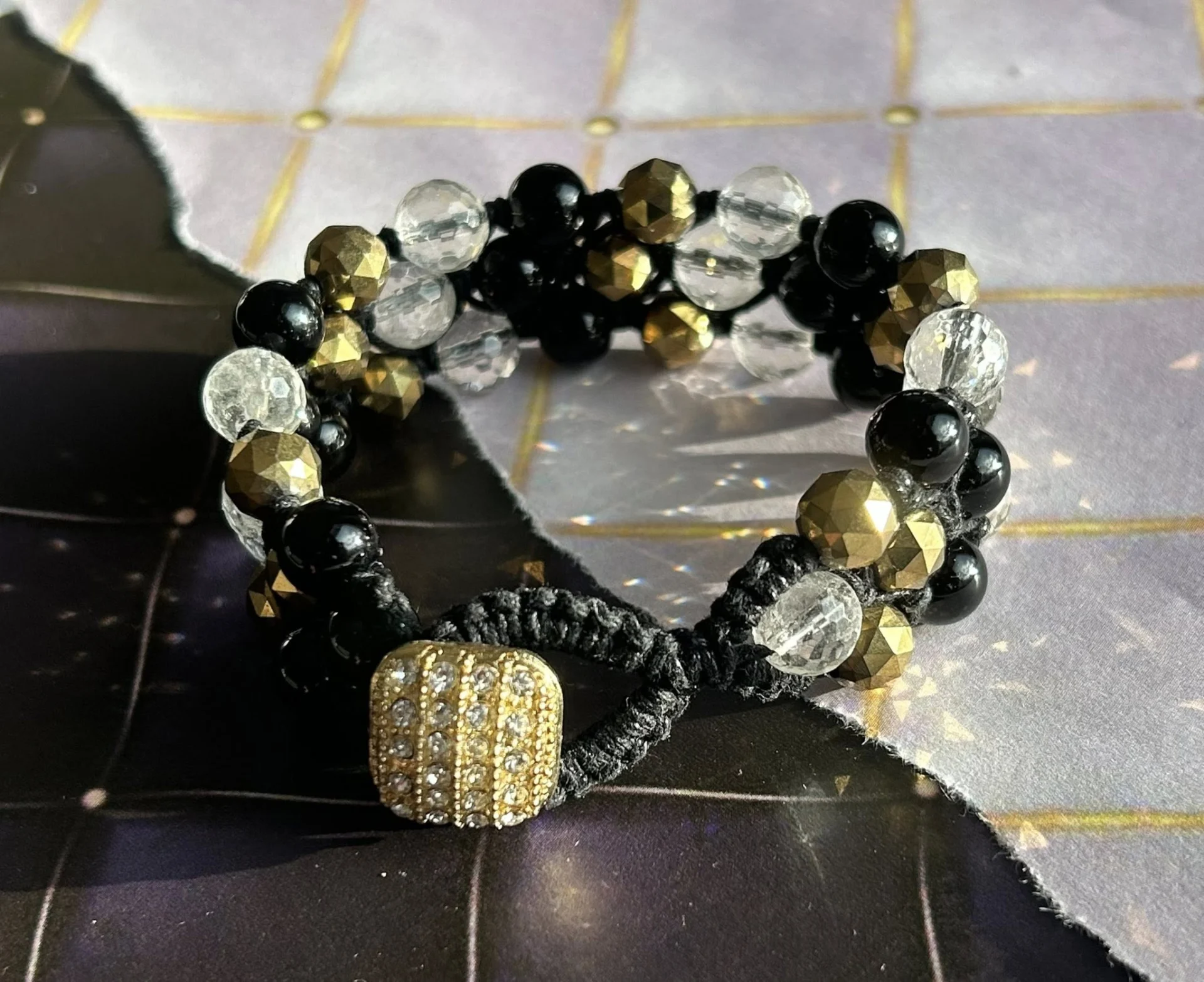 Trzyrzędowa bransoletka makramowa z kryształu górskiego, hematytu złotego i onyksu