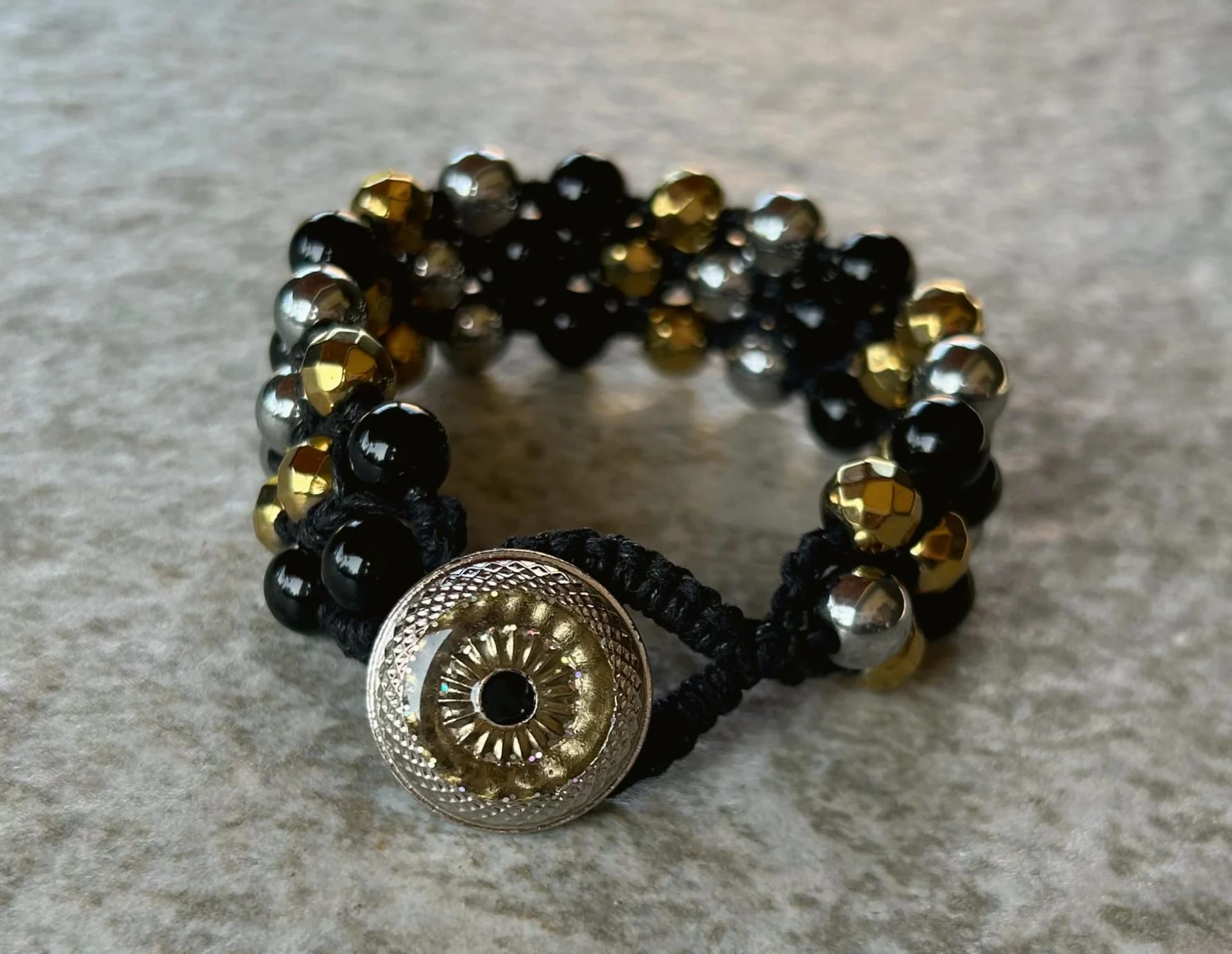 Trzyrzędowa bransoletka makramowa z onyksu, hematytu srebrnego i hematytu złotego