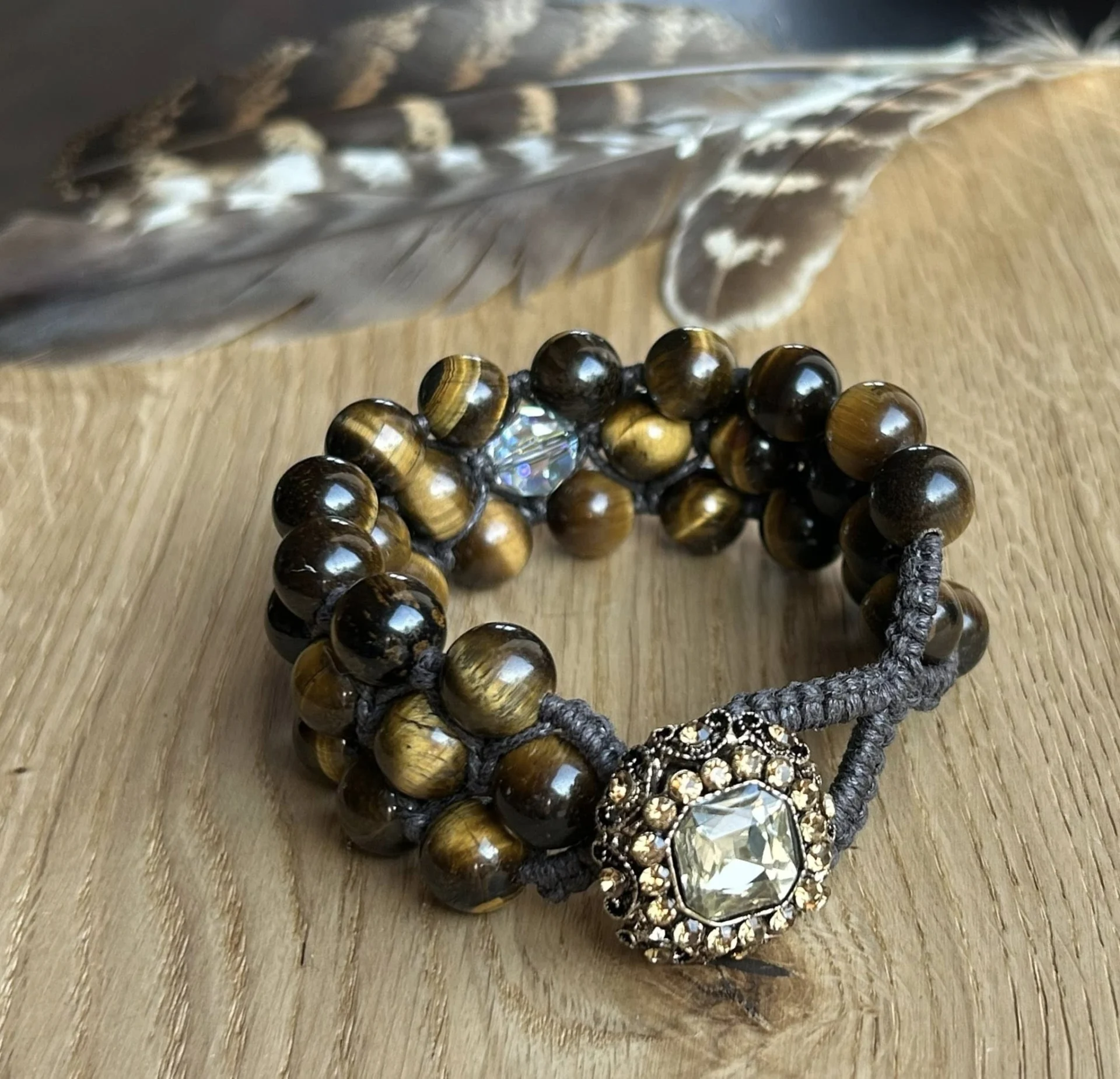 Trzyrzędowa bransoletka makramowa z tygrysiego oka z kryształem Swarovskiego 5000 Crystal AB